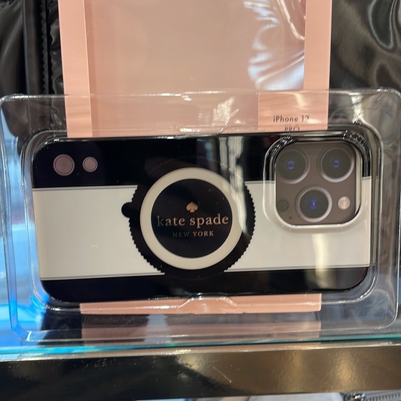 Kate Spade New York
Logo iPhone 13
iPhone 13 Pro
iPhone 13 Pro - Picture 16 of 16